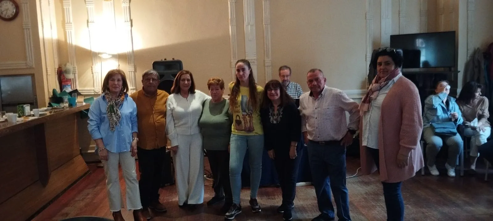 Foto 2 - Bailes y buen ambiente protagonizan la gran chocolatada festiva de la asociaci&oacute;n de mayores San Miguel