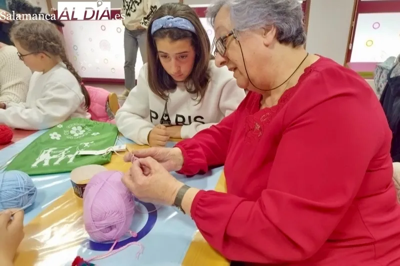 Comienza el I Taller Intergeneracional de Ganchillo