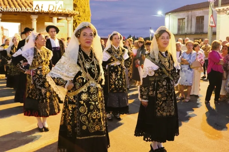 Algunos de los trajes charros que lucen las mujeres en Villavieja de Yeltes durante las fiestas de la Virgen de los Caballeros, auténticas obras de arte / CORRAL