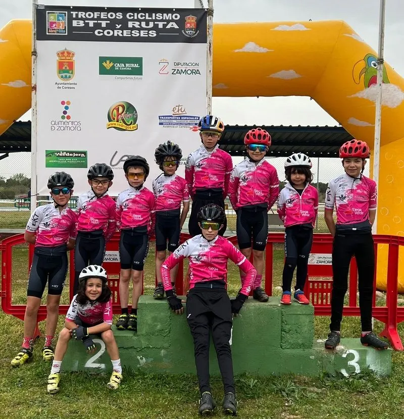 Ciclistas del Promesal en Coreses