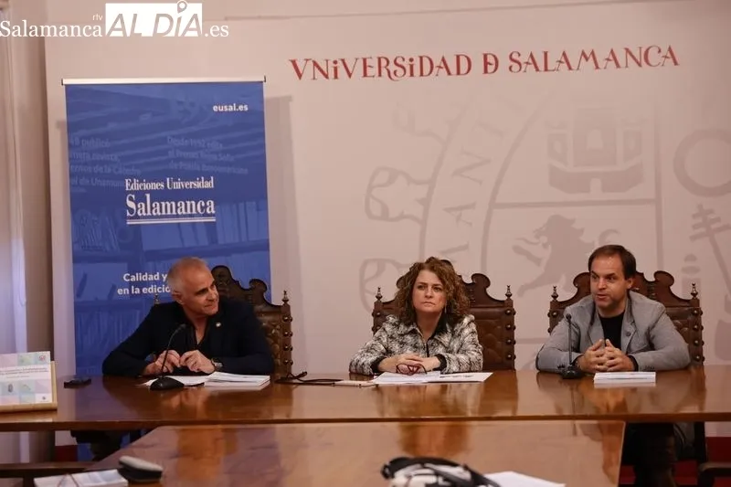 Ana Martín Suárez, vicerrectora de Ciencias de la Salud y Asuntos Sociales, presentó el libro junto al director de Ediciones USAL, Jacobo Sanz; y el editor responsable del volumen y profesor de Parasitología, Rodrigo Morchón. Foto: David Sañudo