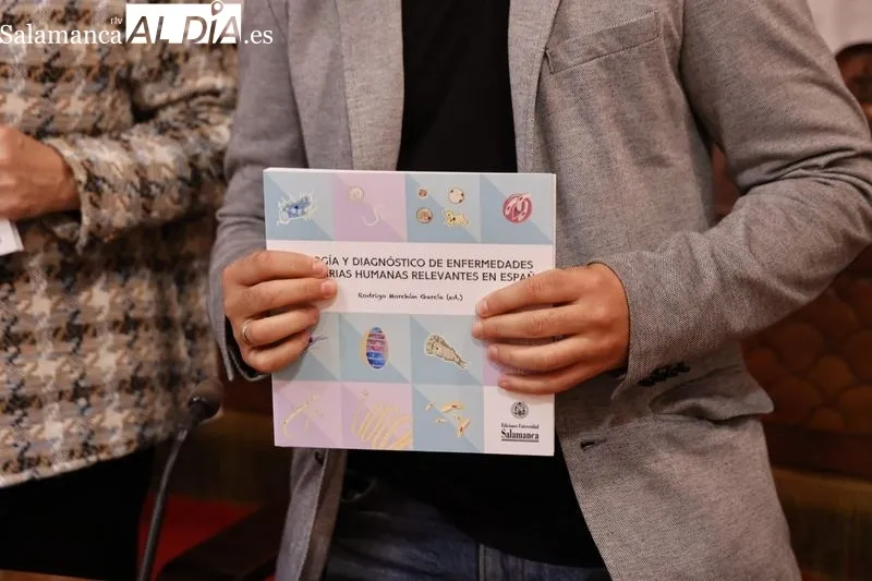 Ana Martín Suárez, vicerrectora de Ciencias de la Salud y Asuntos Sociales, presentó el libro junto al director de Ediciones USAL, Jacobo Sanz; y el editor responsable del volumen y profesor de Parasitología, Rodrigo Morchón. Foto: David Sañudo