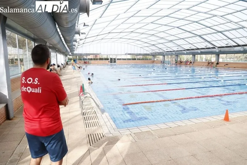 Interior de la piscina municipal de Garrido. Foto de David Sañudo