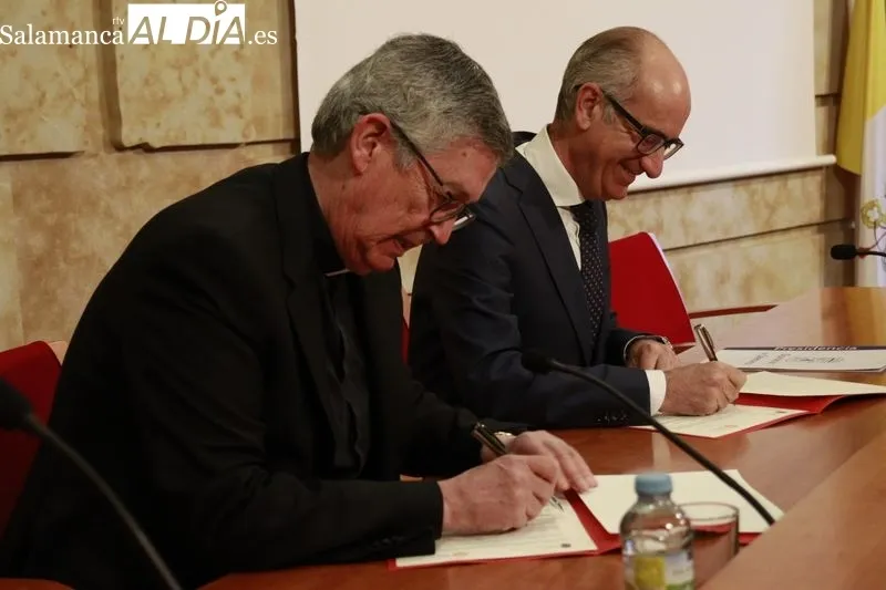 El presidente de la Diputación de Salamanca, Javier Iglesias García, y el Rector de la Universidad Pontificia de Salamanca, Santiago García-Jalón de la Lama, han suscrito este convenio