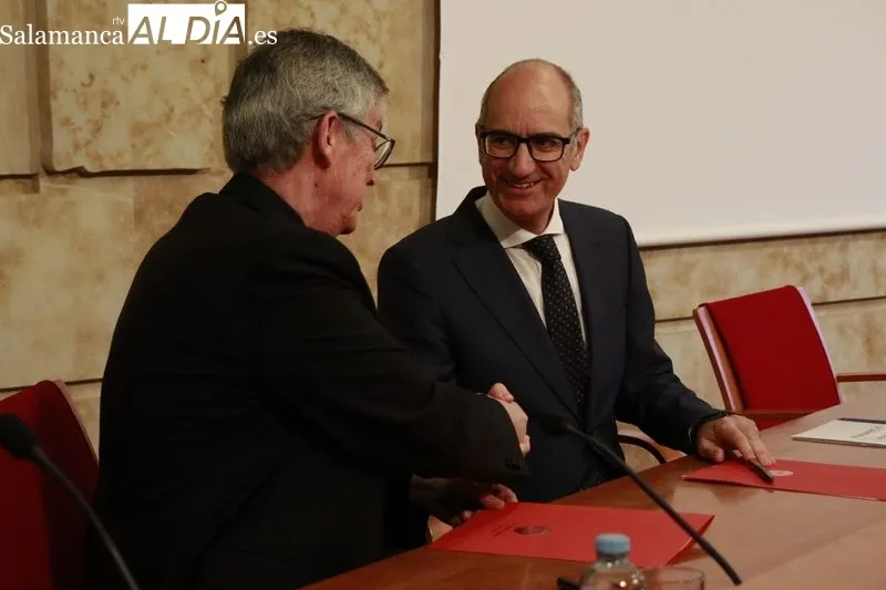 El presidente de la Diputación de Salamanca, Javier Iglesias García, y el Rector de la Universidad Pontificia de Salamanca, Santiago García-Jalón de la Lama, han suscrito este convenio