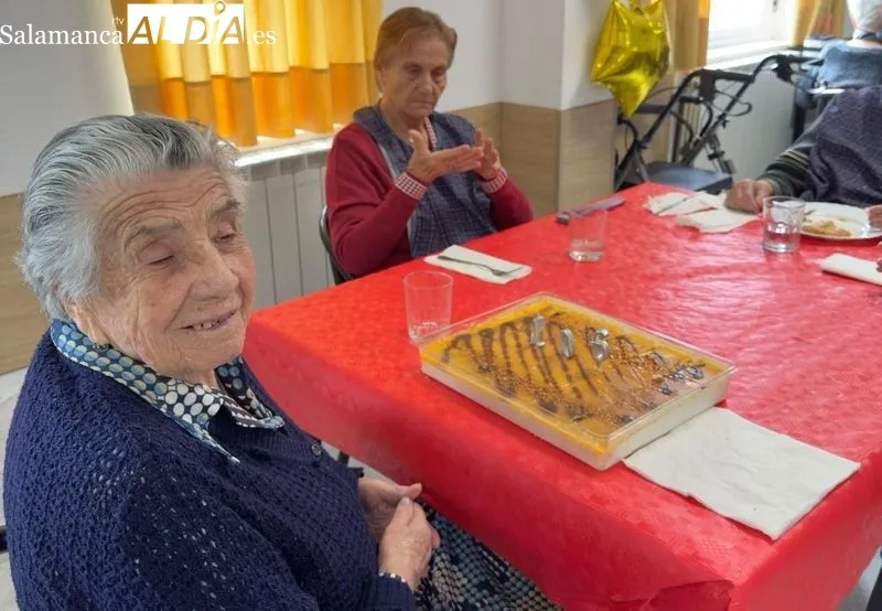 Regina recibió un ramo de flores en la celebración de su cumpleaños