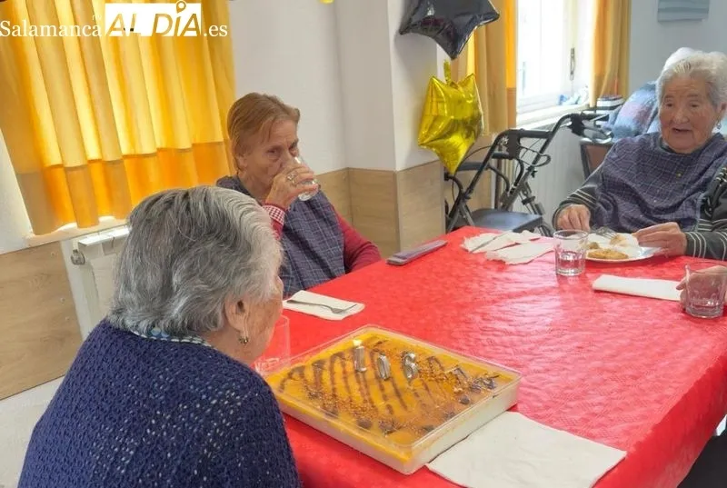 Regina recibió un ramo de flores en la celebración de su cumpleaños