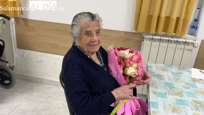 Regina recibió un ramo de flores en la celebración de su cumpleaños