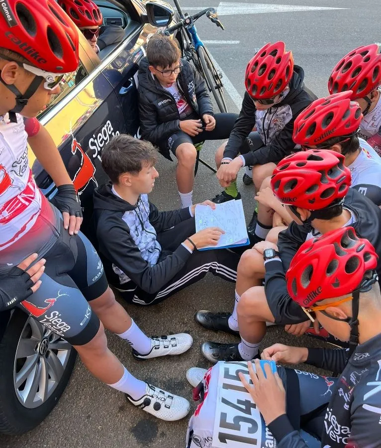 Foto 2 - El Siega Verde de ciclismo sube al podio por equipos en la Vuelta a Toledo