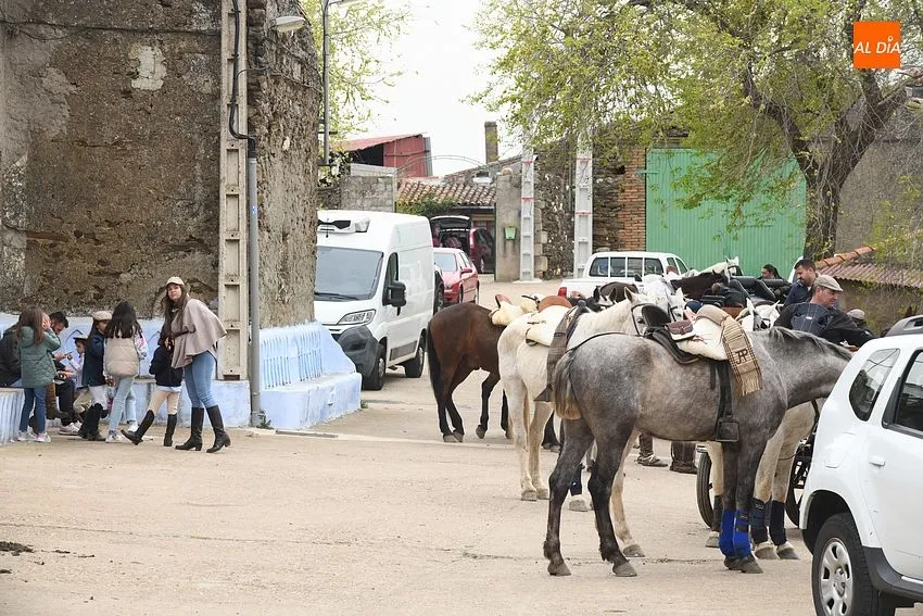 Foto 4 - Medio centenar de personas toma parte en el estreno de la &lsquo;1&ordf; Ruta a Caballo Siega Verde&rsquo;