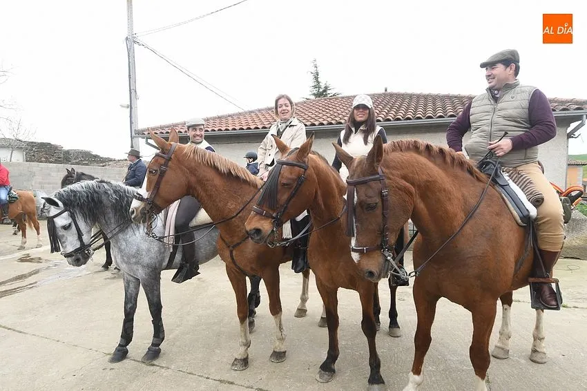 Foto 5 - Medio centenar de personas toma parte en el estreno de la &lsquo;1&ordf; Ruta a Caballo Siega Verde&rsquo;