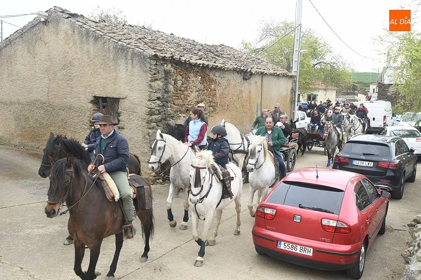 Foto 9 - Medio centenar de personas toma parte en el estreno de la &lsquo;1&ordf; Ruta a Caballo Siega Verde&rsquo;