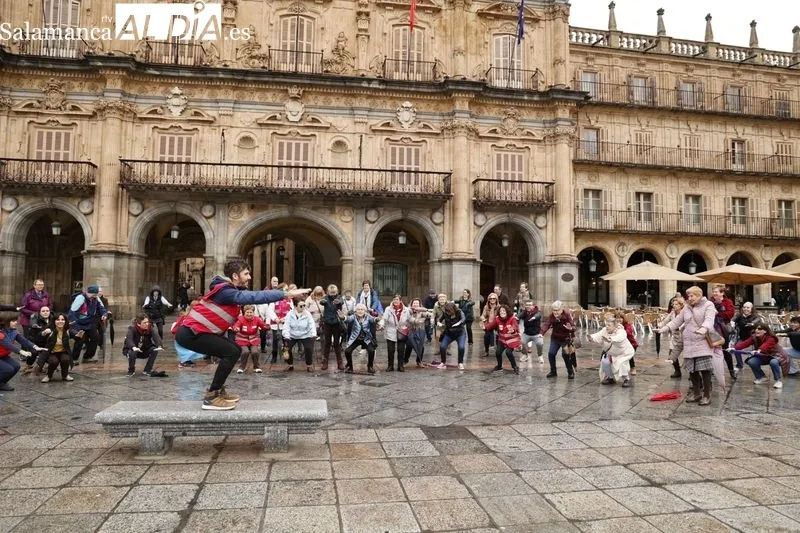 Salamanca desafía a la lluvia y pasea por el Día Mundial de la Salud | FOTOS: David Sañudo 