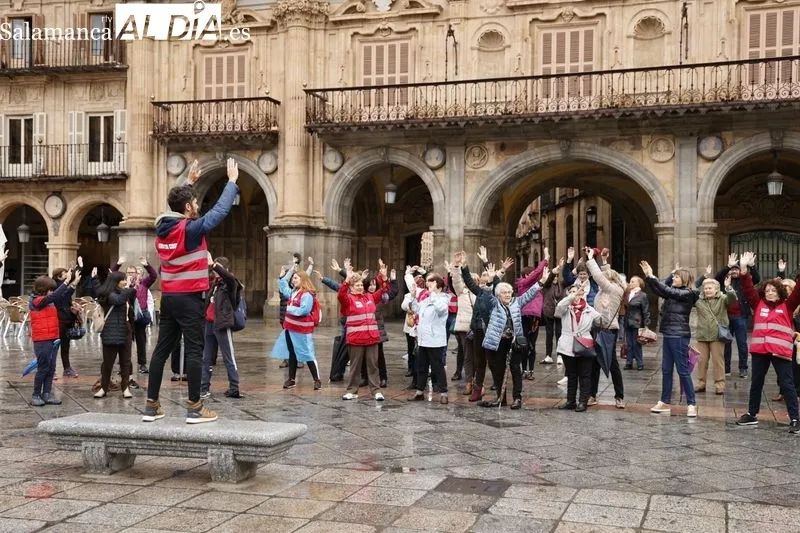 Salamanca desafía a la lluvia y pasea por el Día Mundial de la Salud | FOTOS: David Sañudo 