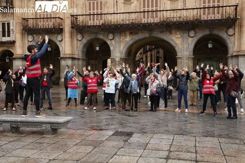 Salamanca desafía a la lluvia y pasea por el Día Mundial de la Salud | FOTOS: David Sañudo 