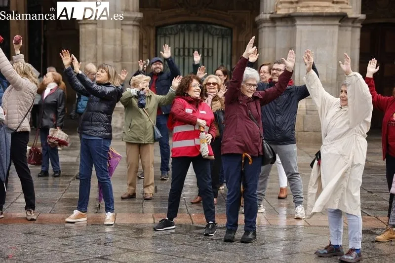 Salamanca desafía a la lluvia y pasea por el Día Mundial de la Salud | FOTOS: David Sañudo 