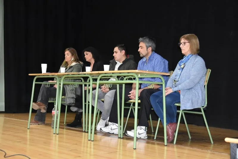Los internos del Centro Penitenciario de Topas visitan el IES Mateo Hernández
