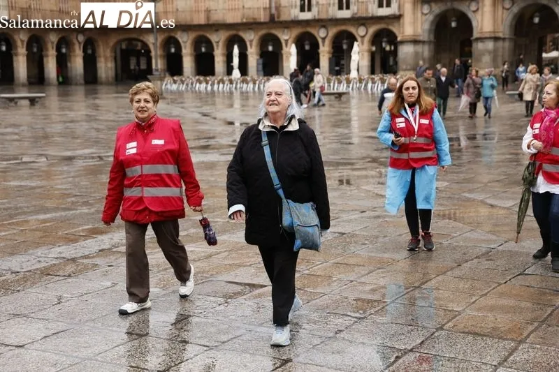 Salamanca desafía a la lluvia y pasea por el Día Mundial de la Salud | FOTOS: David Sañudo 