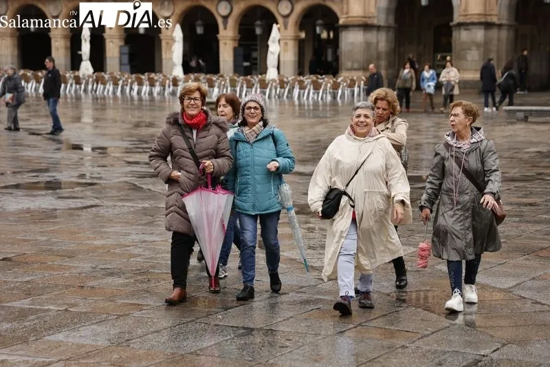Salamanca desafía a la lluvia y pasea por el Día Mundial de la Salud | FOTOS: David Sañudo 