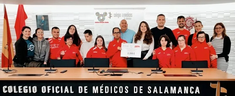 El grupo de médicos artistas y músicos Hakuna recauda más de 4.400 euros para AVIVA y ASCOL