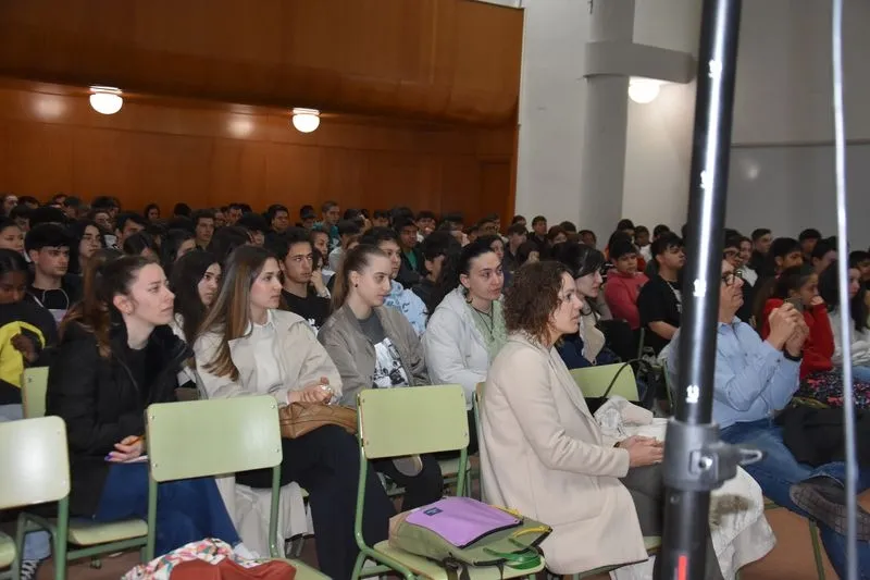 Los internos del Centro Penitenciario de Topas visitan el IES Mateo Hernández