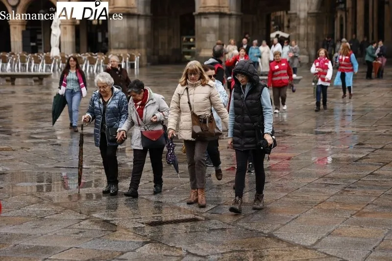 Salamanca desafía a la lluvia y pasea por el Día Mundial de la Salud | FOTOS: David Sañudo 