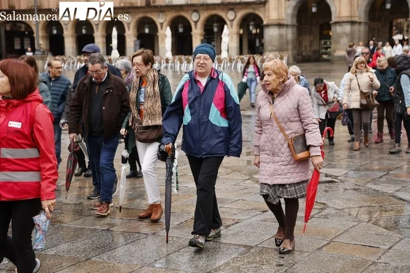 Salamanca desafía a la lluvia y pasea por el Día Mundial de la Salud | FOTOS: David Sañudo 