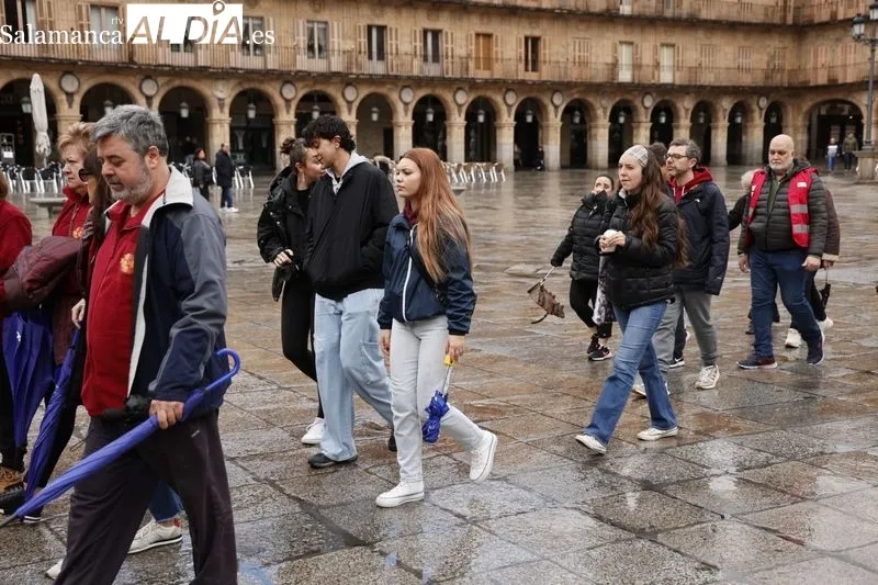 Salamanca desafía a la lluvia y pasea por el Día Mundial de la Salud | FOTOS: David Sañudo 