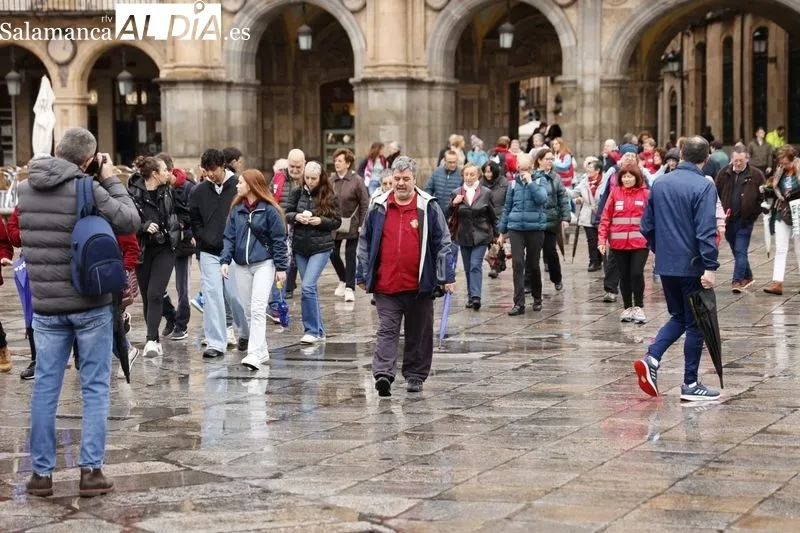 Salamanca desafía a la lluvia y pasea por el Día Mundial de la Salud | FOTOS: David Sañudo 
