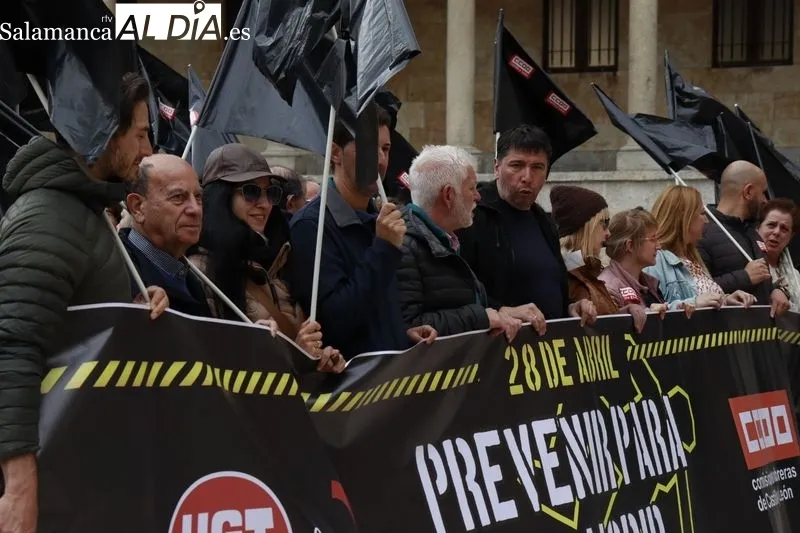 Concentración en la plaza de San Román por el Día Mundial de la Seguridad y la Salud en el Trabajo. Foto: Raúl Riego