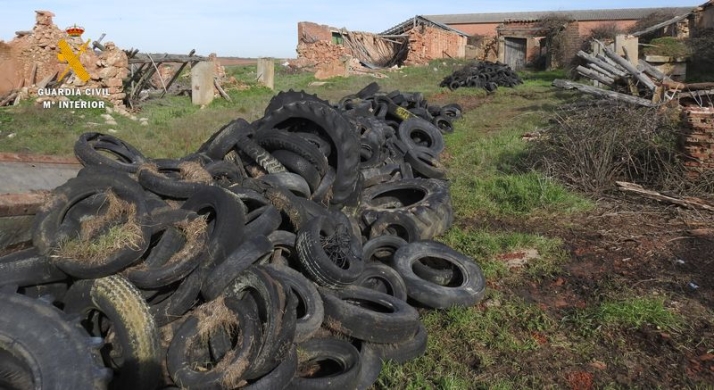 Descubren un vertido de 20 toneladas de neumáticos usados a 25 minutos de Salamanca