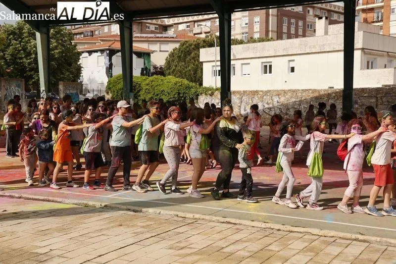 Numerosos niños y jóvenes disfrutan de la 'Chispa de Color'. Fotos: David Sañudo