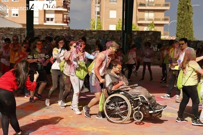 Numerosos niños y jóvenes disfrutan de la 'Chispa de Color'. Fotos: David Sañudo