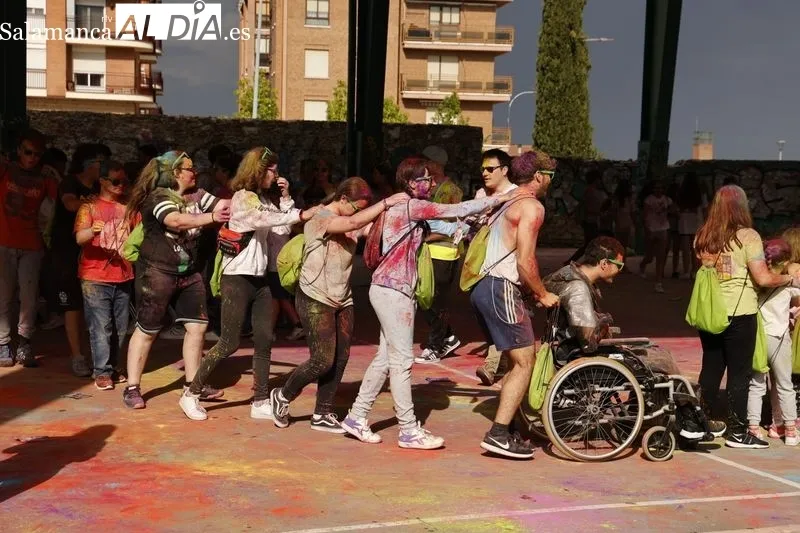 Numerosos niños y jóvenes disfrutan de la 'Chispa de Color'. Fotos: David Sañudo