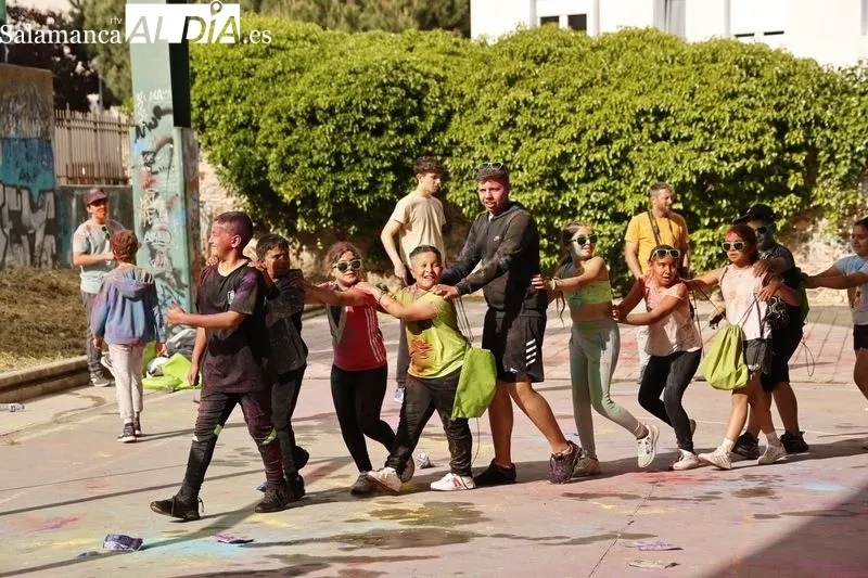 Numerosos niños y jóvenes disfrutan de la 'Chispa de Color'. Fotos: David Sañudo