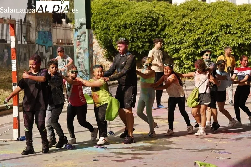 Numerosos niños y jóvenes disfrutan de la 'Chispa de Color'. Fotos: David Sañudo
