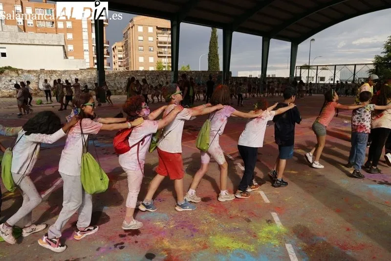 Numerosos niños y jóvenes disfrutan de la 'Chispa de Color'. Fotos: David Sañudo