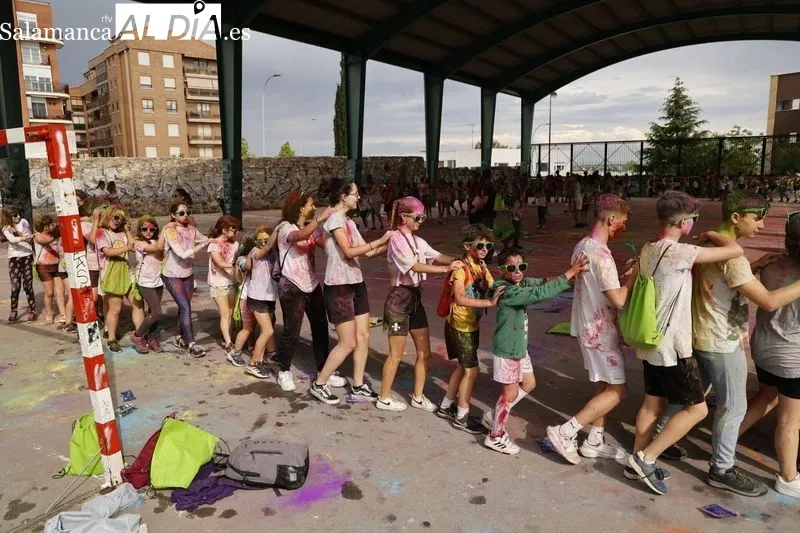 Numerosos niños y jóvenes disfrutan de la 'Chispa de Color'. Fotos: David Sañudo