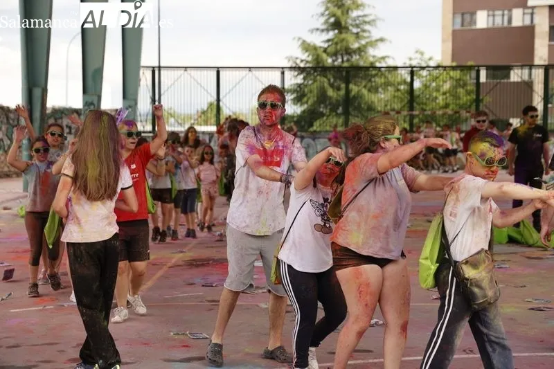 Numerosos niños y jóvenes disfrutan de la 'Chispa de Color'. Fotos: David Sañudo
