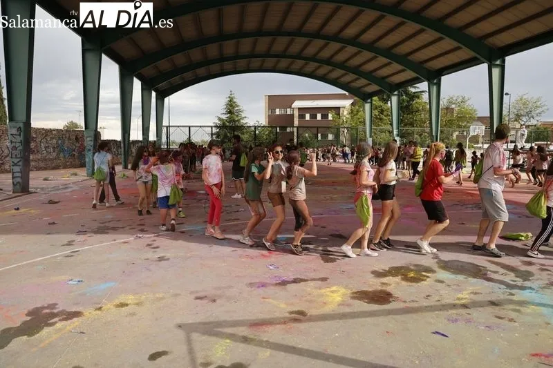 Numerosos niños y jóvenes disfrutan de la 'Chispa de Color'. Fotos: David Sañudo