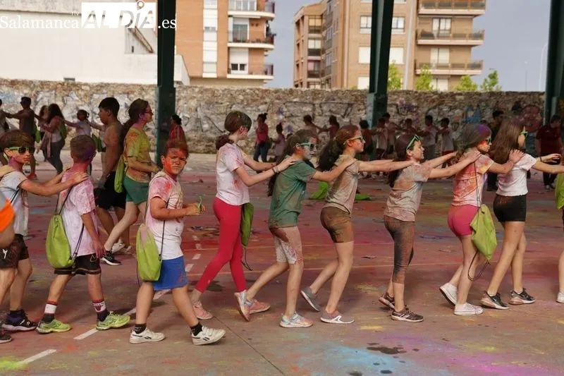 Numerosos niños y jóvenes disfrutan de la 'Chispa de Color'. Fotos: David Sañudo