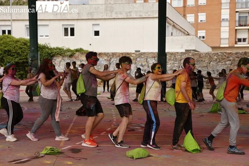 Numerosos niños y jóvenes disfrutan de la 'Chispa de Color'. Fotos: David Sañudo