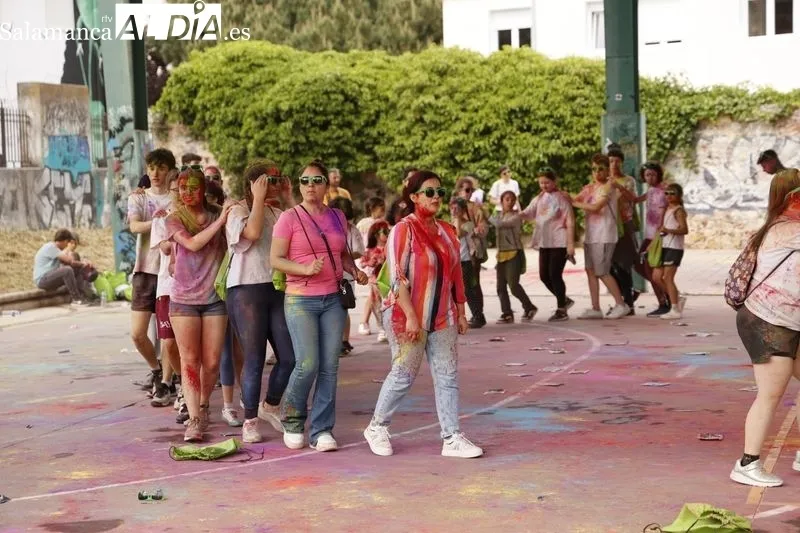 Numerosos niños y jóvenes disfrutan de la 'Chispa de Color'. Fotos: David Sañudo