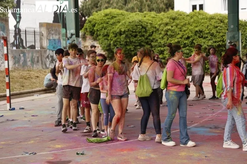 Numerosos niños y jóvenes disfrutan de la 'Chispa de Color'. Fotos: David Sañudo