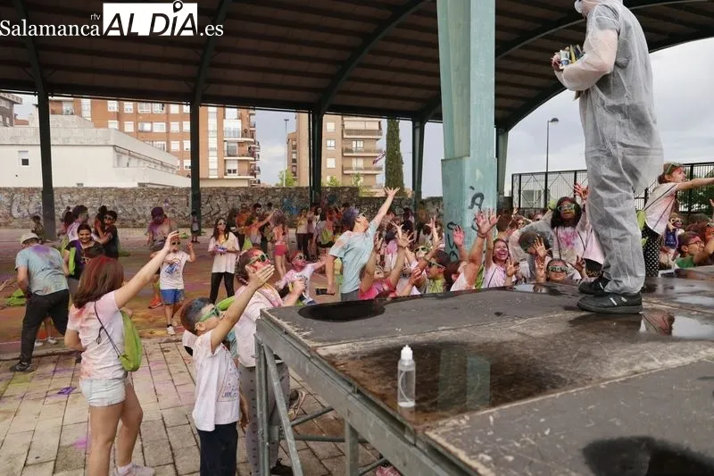 Numerosos niños y jóvenes disfrutan de la 'Chispa de Color'. Fotos: David Sañudo
