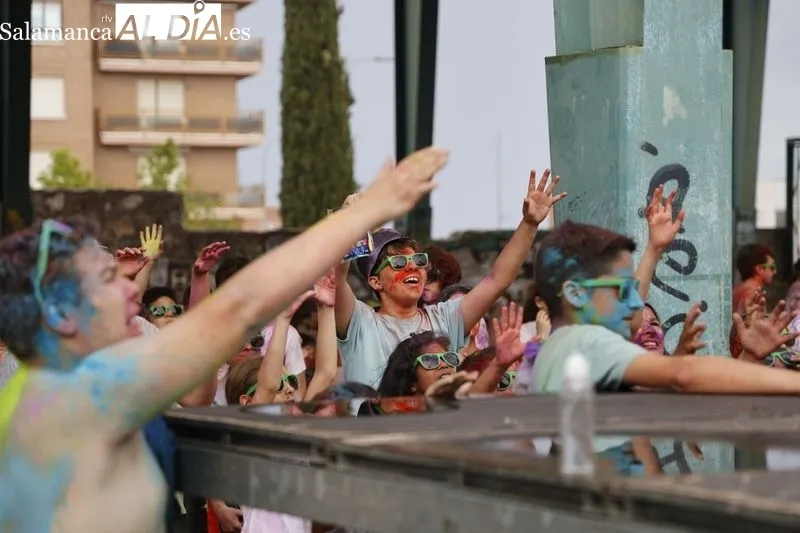 Numerosos niños y jóvenes disfrutan de la 'Chispa de Color'. Fotos: David Sañudo