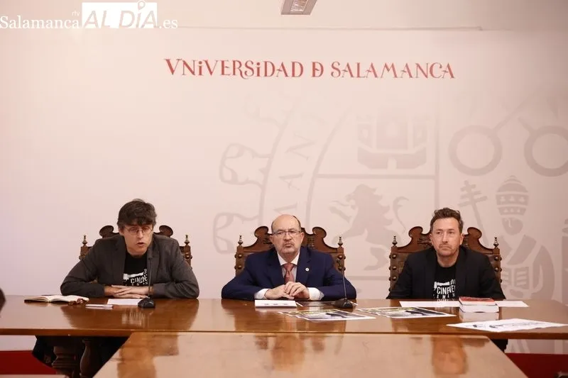Presentación del XX Congreso de Novela y Cine Negro con los profesores Àlex Martín Escribà y Javier Sánchez Zapatero, junto al rector en funciones, David Díez. Foto: David Sañudo