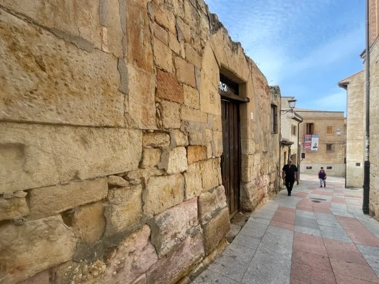 Muro anexo al templo que está ubicado en la calle Tentenecio y será saneado. Foto: Diócesis de Salamanca
