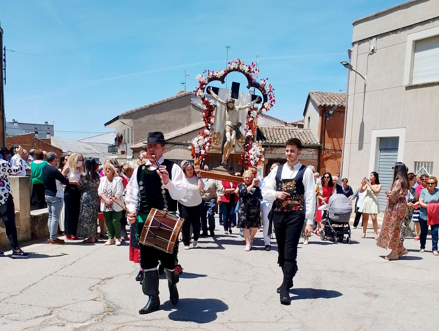 Villoruela cumple su histórica tradición junto al venerado Santísimo Cristo de la Esperanza 