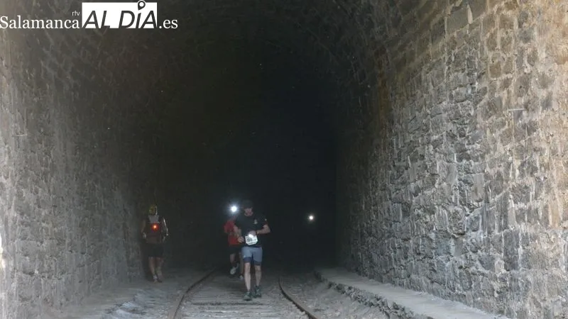 Foto 2 - M&aacute;s de 120 atletas disputan el II Trail Camino de Hierro desde La Fregeneda a Vega Terr&oacute;n